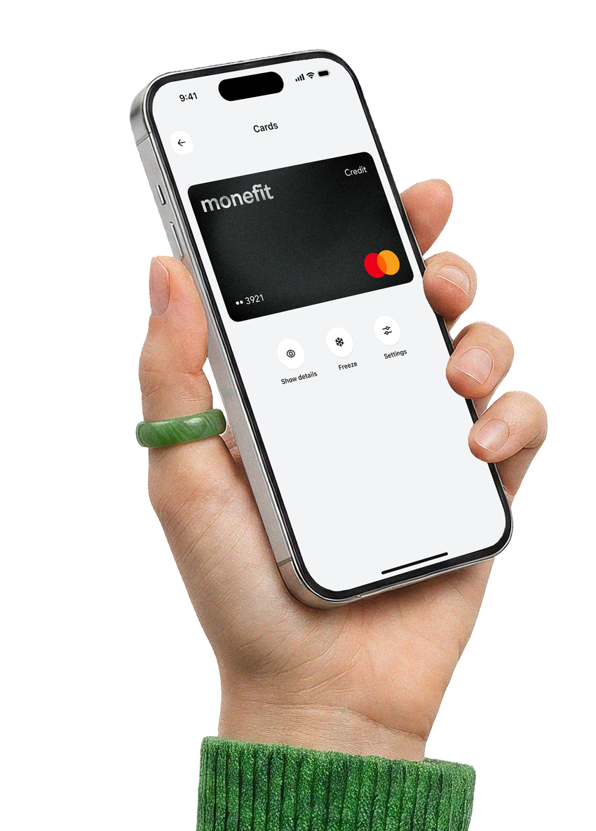 Hand holding a phone with the Monefit virtual card added to the wallet