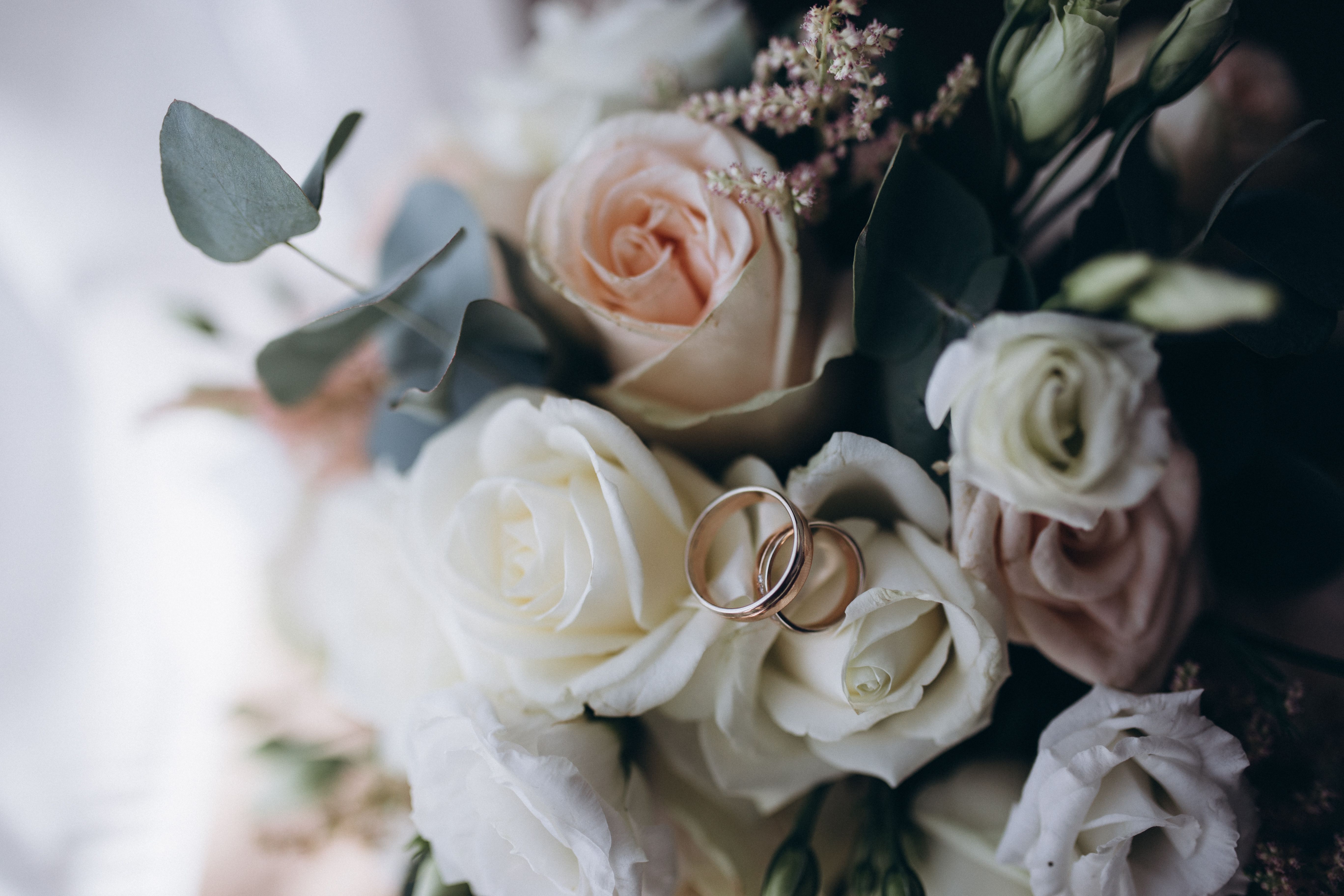 wedding-rings-bouquet-white-pink-flowers.jpg